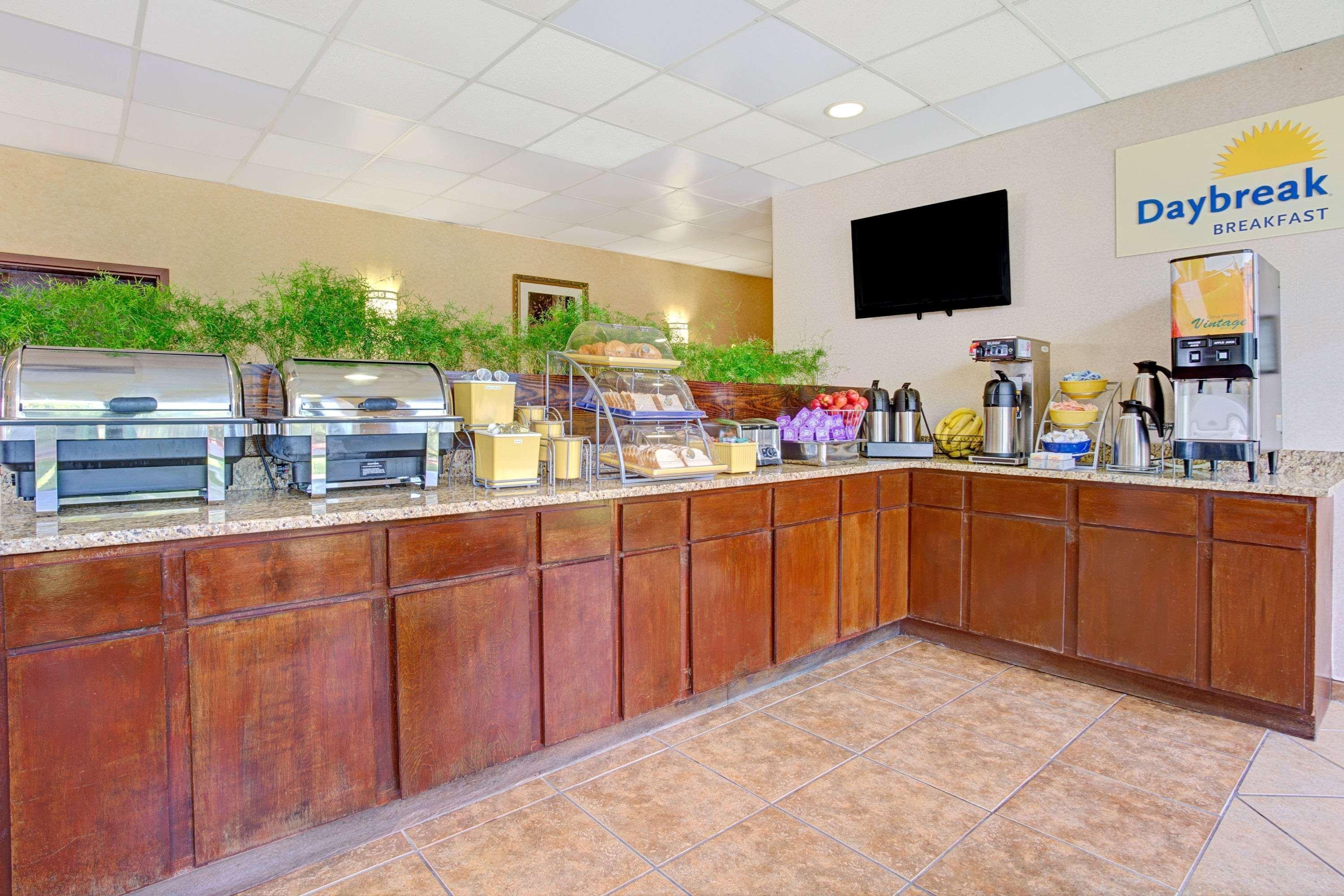 Days Inn By Wyndham Hampton Near Coliseum Convention Center Buitenkant foto