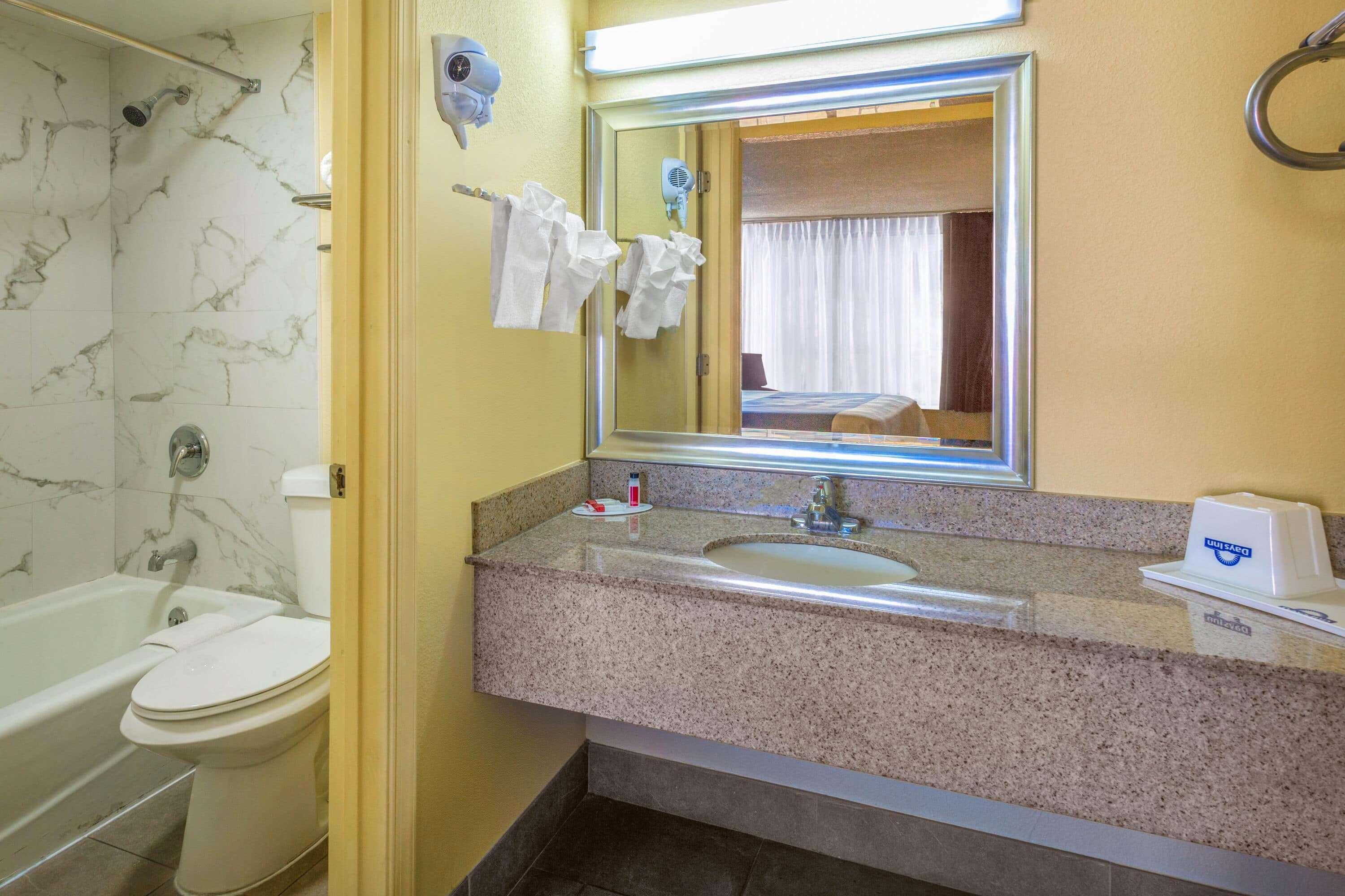Days Inn By Wyndham Hampton Near Coliseum Convention Center Buitenkant foto
